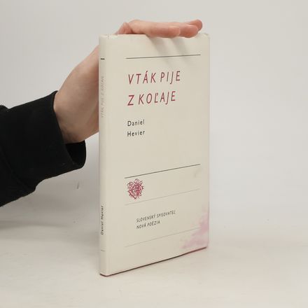 Vták pije z koľaje