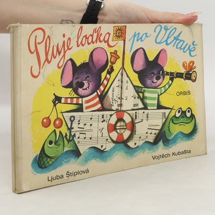 Pluje loďka po Vltavě