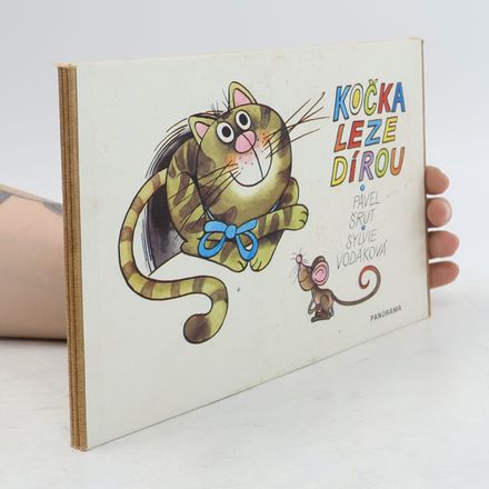 Kočka leze dírou