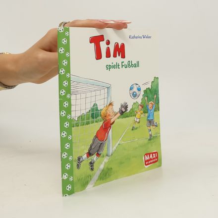 Tim spielt Fußball