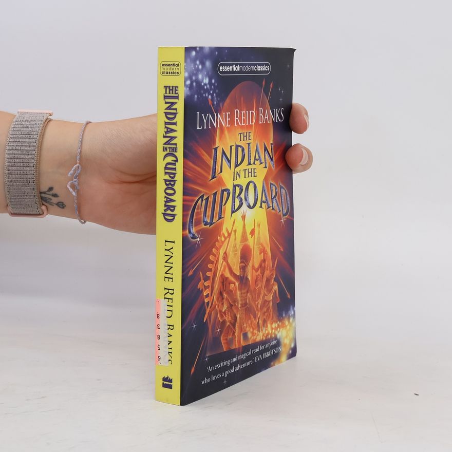 Lynne Reid Banks Indian in the Cupboard. Der Indianer im Küchenschrank, englische Ausgabe