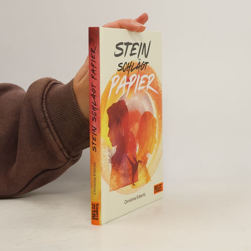 Christina Erbertz Stein schlägt Papier