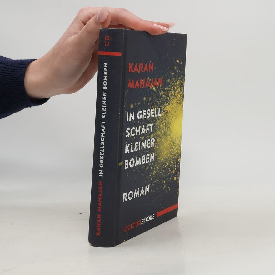 Karan Mahajan In Gesellschaft kleiner Bomben