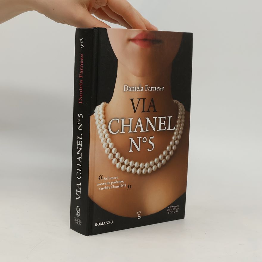 Daniela Farnese Via Chanel n. 5