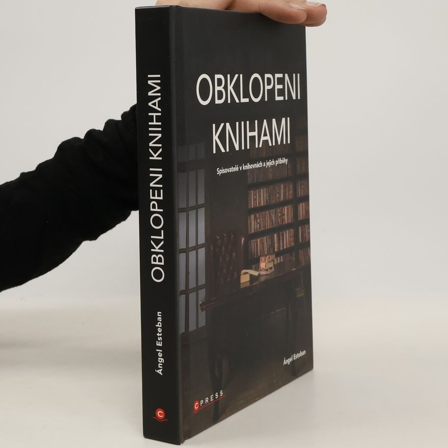 A. ngel Esteban Obklopeni knihami
